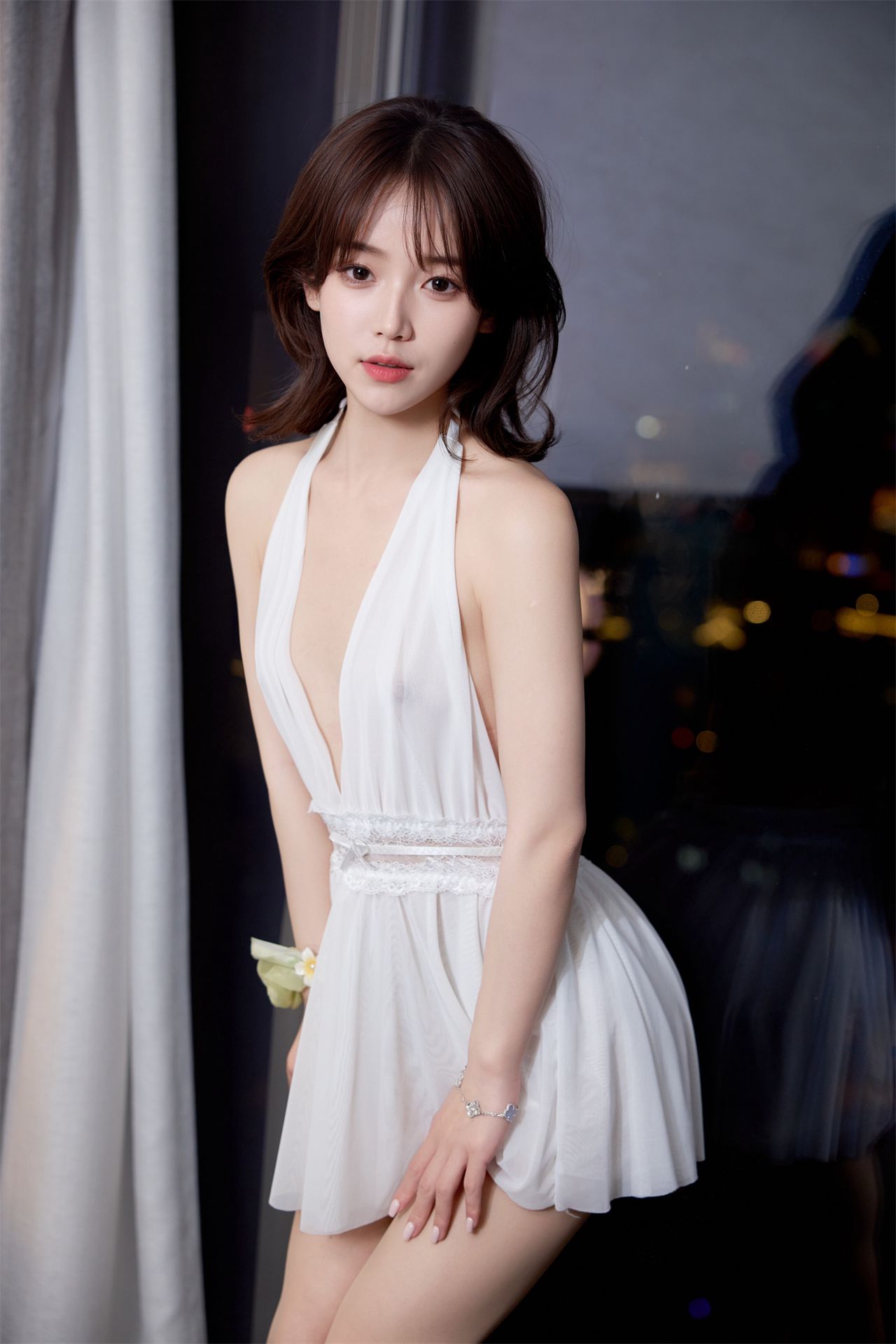 Xiuren's white dress with no watermark