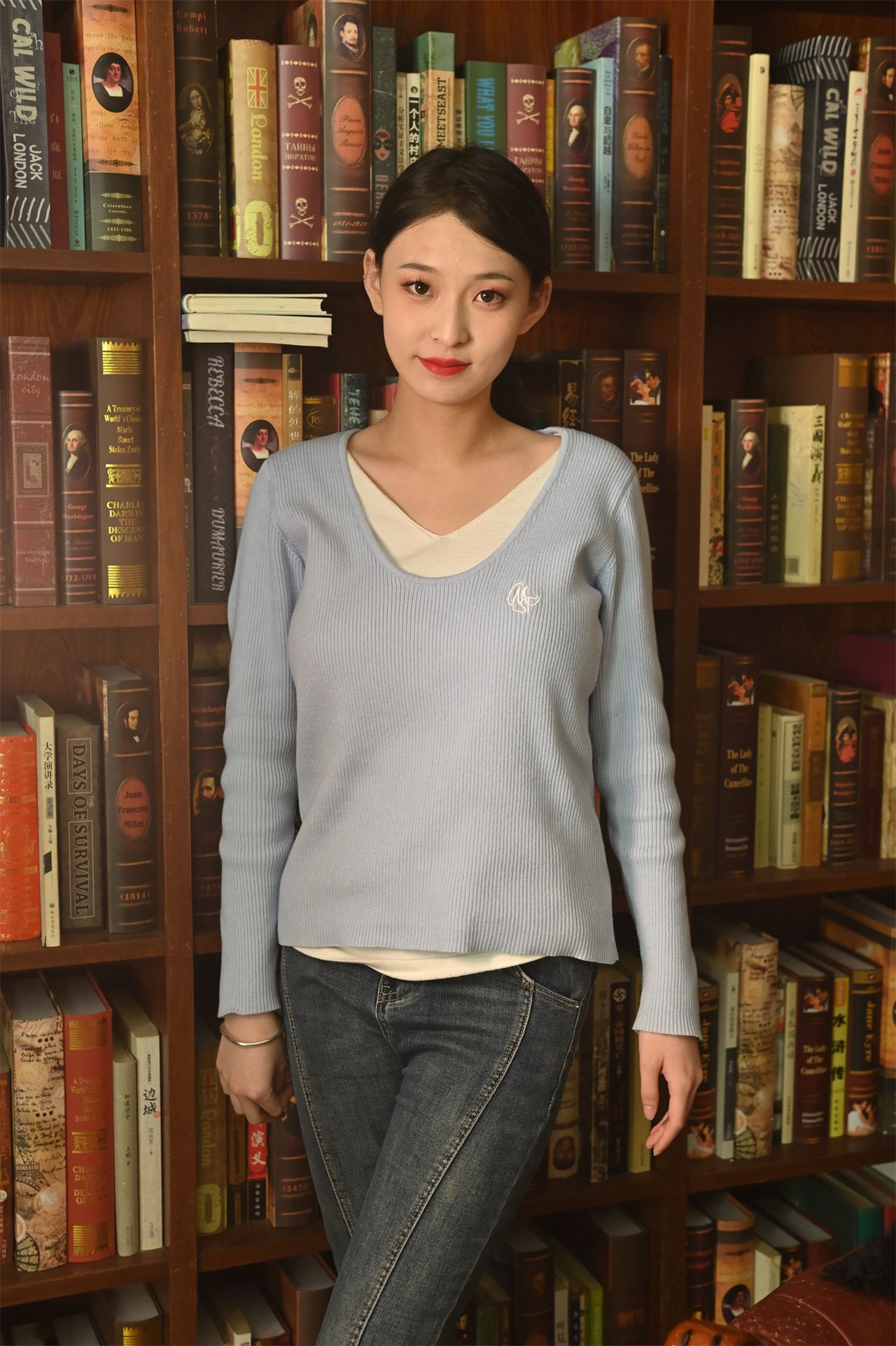 The latest private photoshoot of Chinese model Lin Xiaojia: A beautiful woman in a cheongsam.