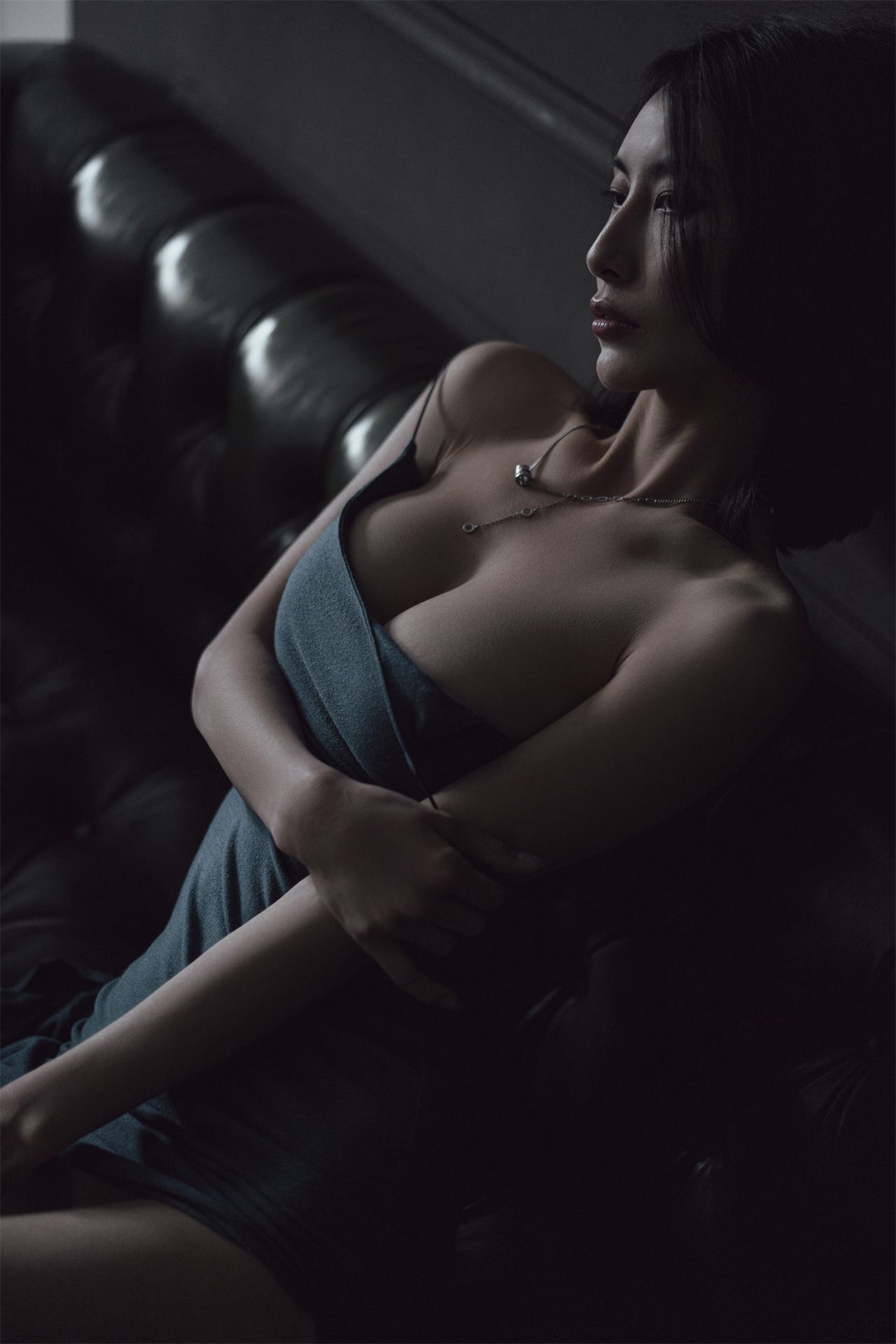 Private photos of model Lingyu69 on a sofa.